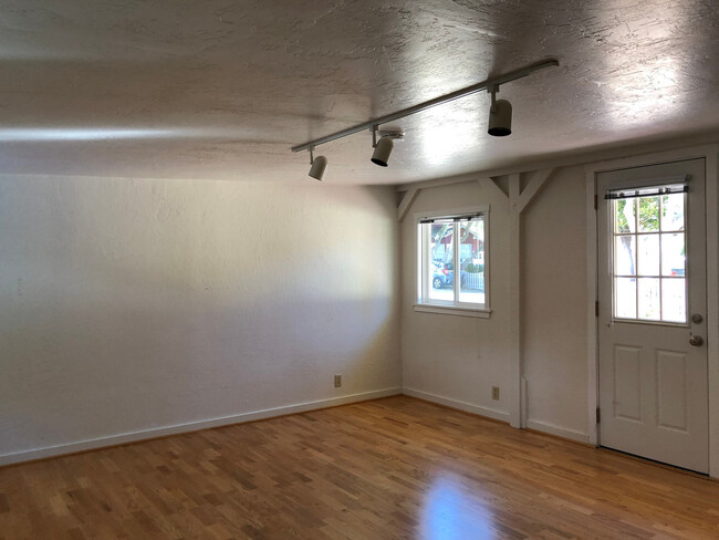 Building Photo - Adorable Two Bedroom in Pacific Grove!