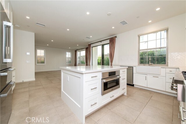 Building Photo - 112 Anthem