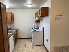 Building Photo - 2 bed 2 bath, updated Flooring, paint, app...