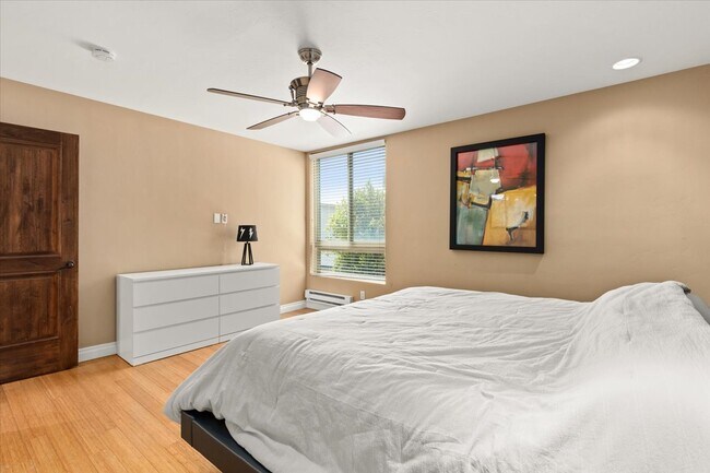 Master Bdrm - 935 Genter St