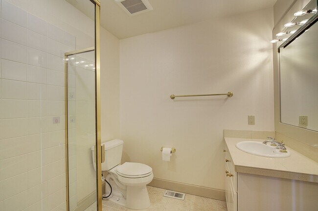 Building Photo - 4bd/4ba Kirkland House