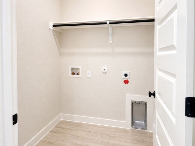 Building Photo - Beautiful 3 Bedroom Home + Study in Paramount