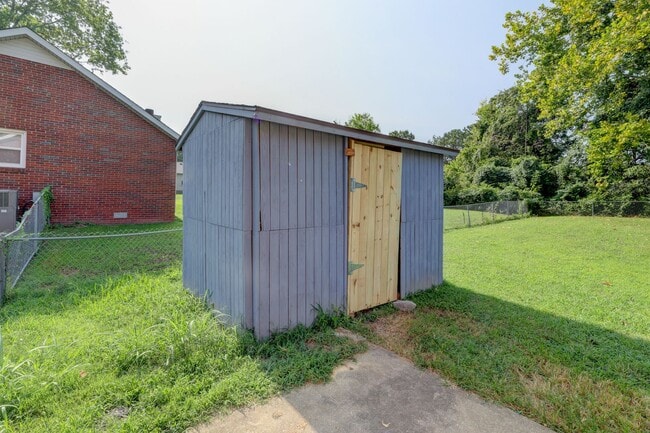 Building Photo - 204 Bob White Dr