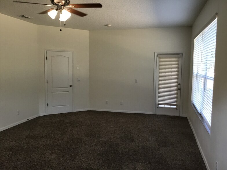 Building Photo - 3961 Long Branch Ln