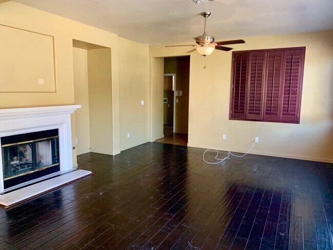 Primary Photo - 4 Bed with Large Backyard!