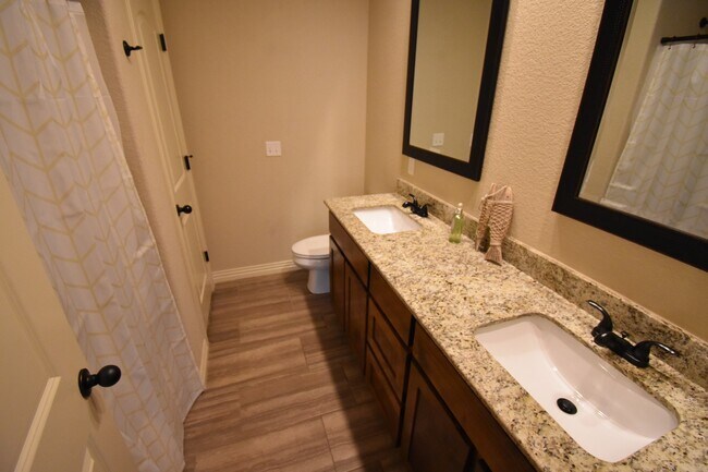 Building Photo - Stunning Fully Furnished Home in the Heart of Fayetteville!