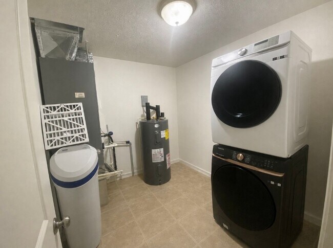 Building Photo - Spacious 3BD/2BR +Den Ranch in Lindberg Village