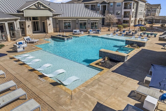 Building Photo - The Woodford on Mockingbird
