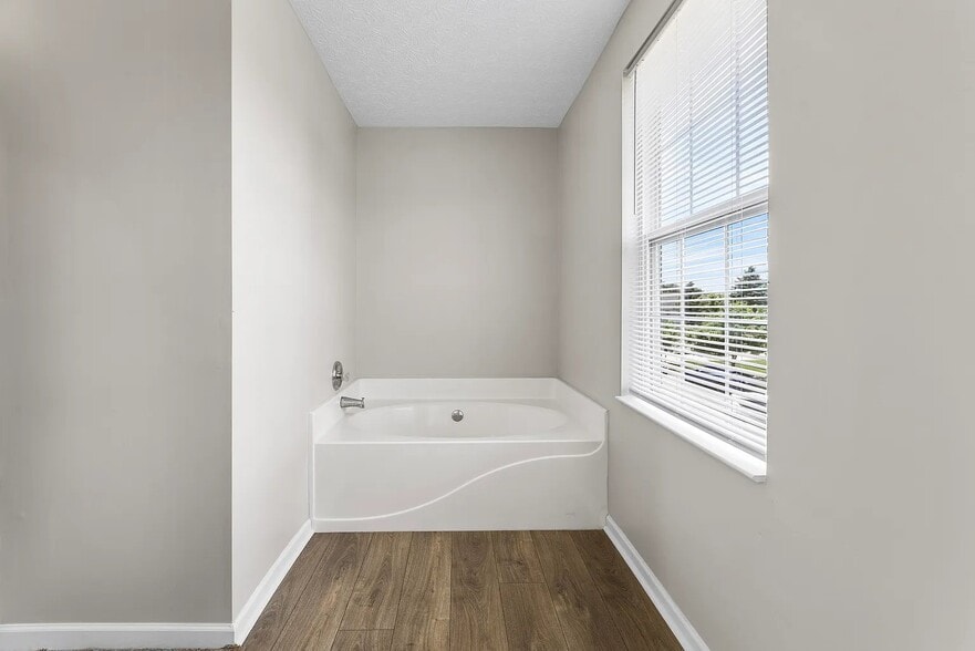 Building Photo - 328 Regency Ave