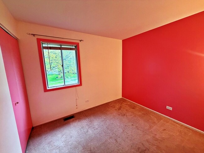 Building Photo - 800 W Beechtree Ln