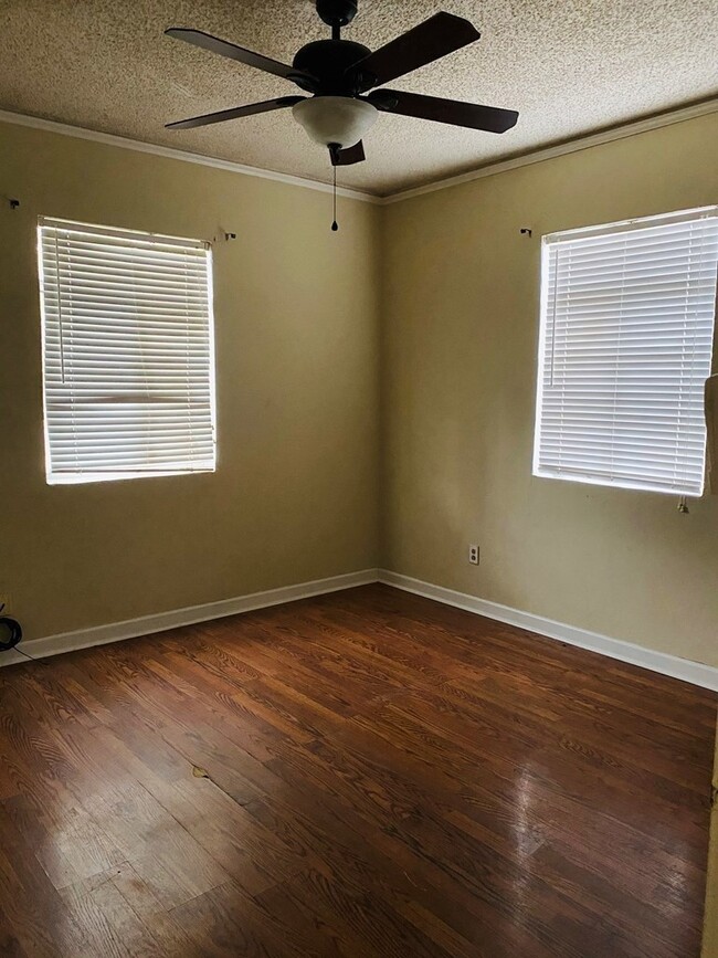 Building Photo - 1926 W Adams St