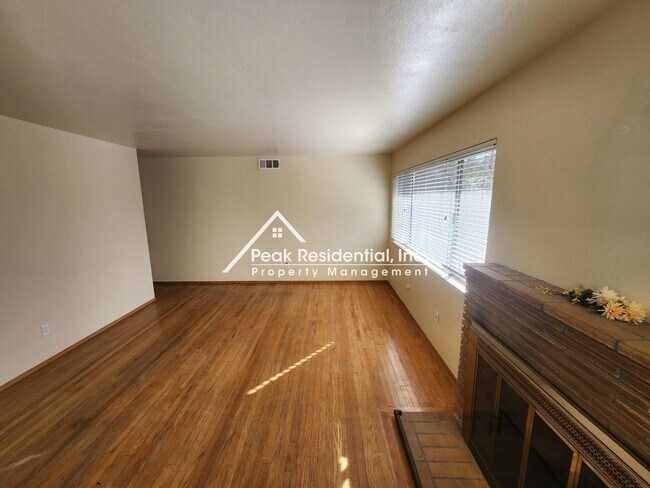Building Photo - Charming 4bd/2ba Home with Large Backyard