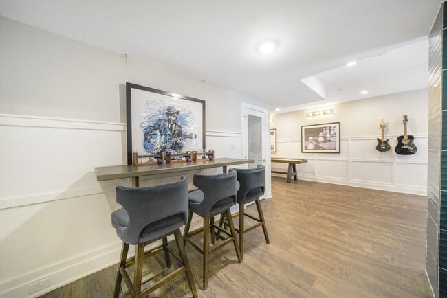 Building Photo - Luxury Fully Furnished 3 Bed 3.5 Bath Town...