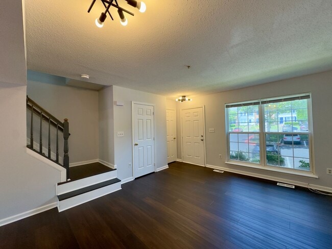 Building Photo - Charming 3 Bedroom/2 Bathroom Apartment in...