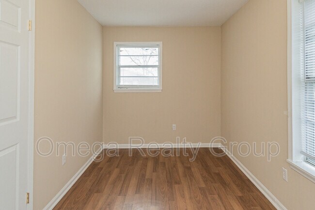 Building Photo - 102 Betty St