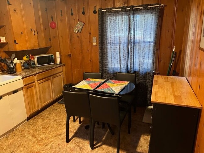 Building Photo - Seasonal Furnished rental sleeps 4