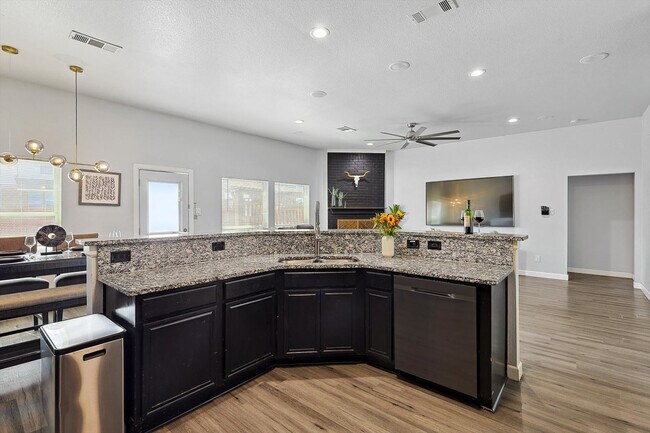 Building Photo - 521 E Robin Ct