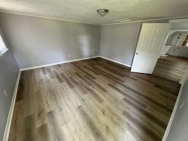 Building Photo - 3 Bedroom, 1 Bath Home