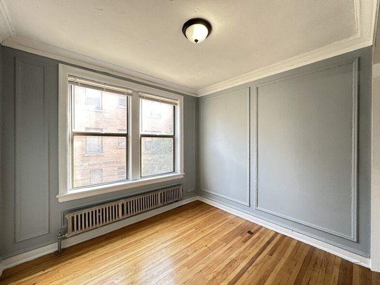 Building Photo - 1415 W Estes Ave