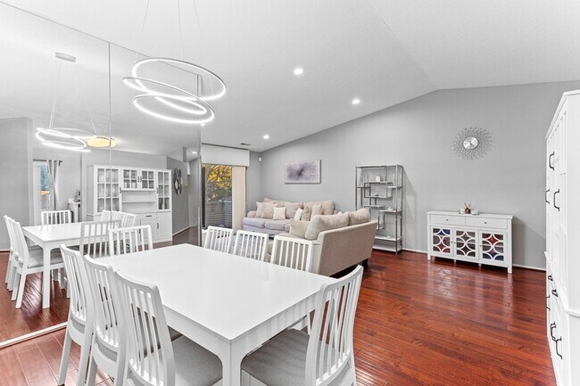 Building Photo - 6560 Ridgefield Cir