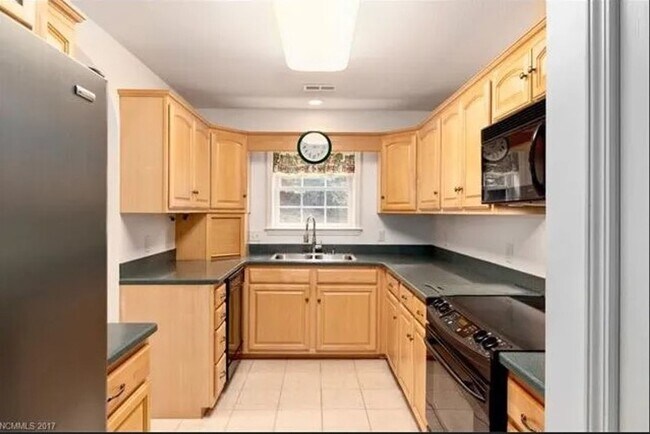 Building Photo - 7 Stonebridge Dr