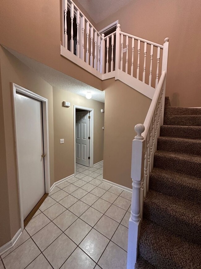 Building Photo - Foxchase Subdivision:  MOVE IN READY!!!!    1/2 OFF 1ST MONTH RENT W/12 MONTH LEASE!!  NEW CARPET...