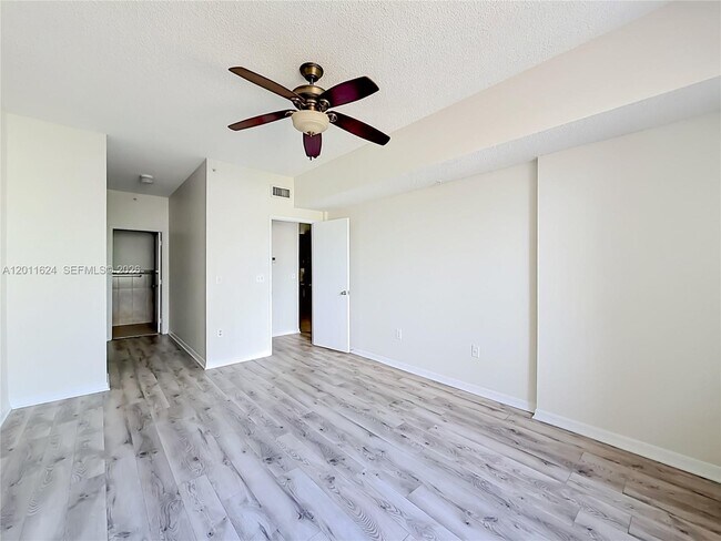 Building Photo - 6968 SW 39th St