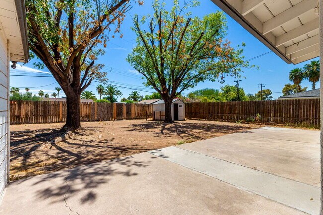 Building Photo - Beautifully updated 4 bed 2 bath Single Fa...
