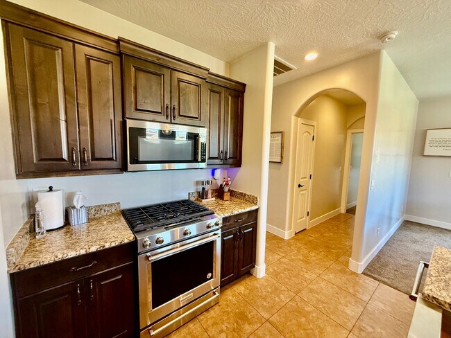 Building Photo - 521 N Creek Ridge Dr