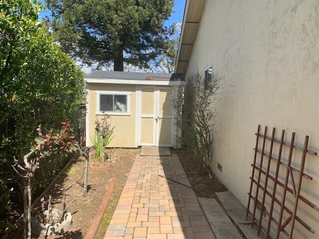 Building Photo - Beautifully Remodeled Evergreen house - hardwood, granite, A/C, stainless - Dogs welcome