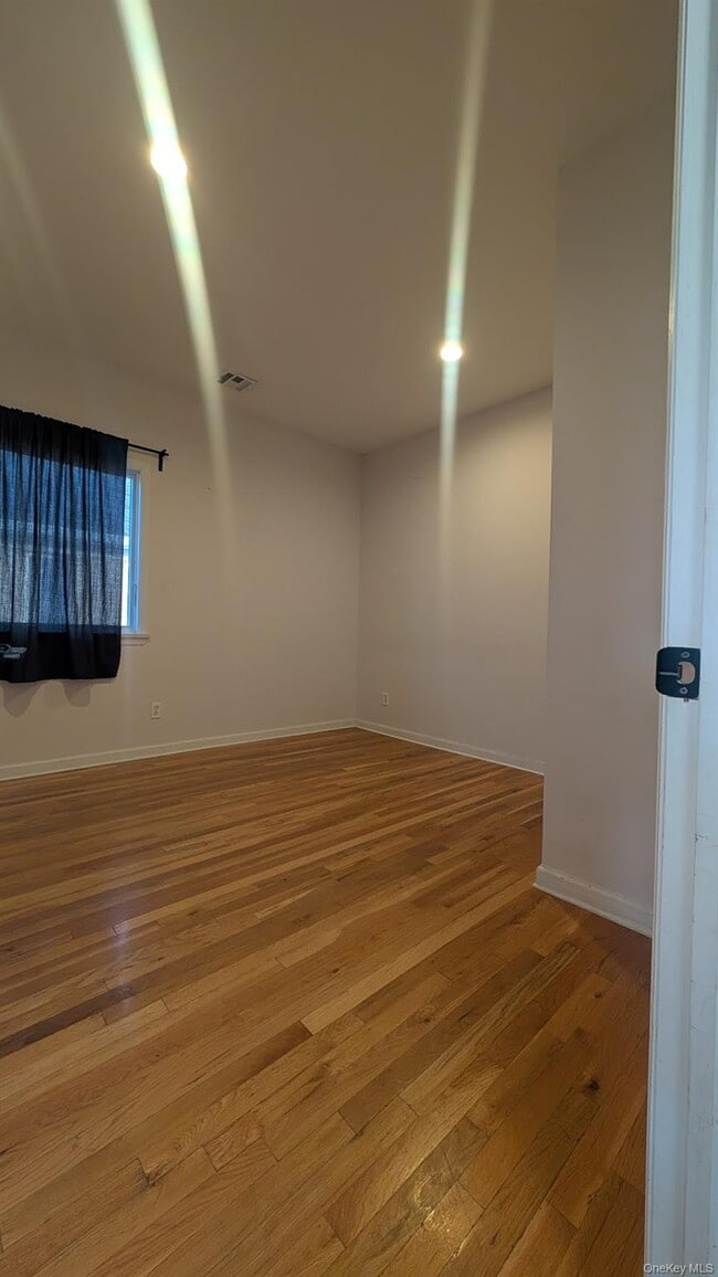 Building Photo - 150-95 Powells Cove Blvd