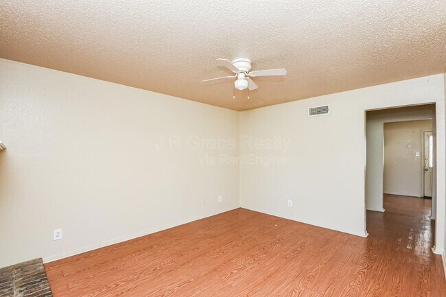 Building Photo - 5919 Shadydell Dr