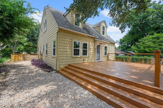 Building Photo - 2111 Kenwood Ave