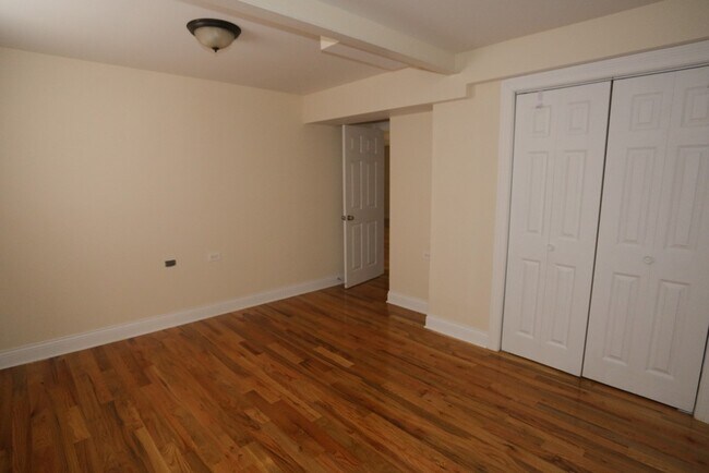 Building Photo - 1133 W Oakdale Ave