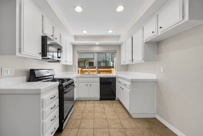 Building Photo - Bright and Open 3 Bedrooms Plus 2 Car Garage