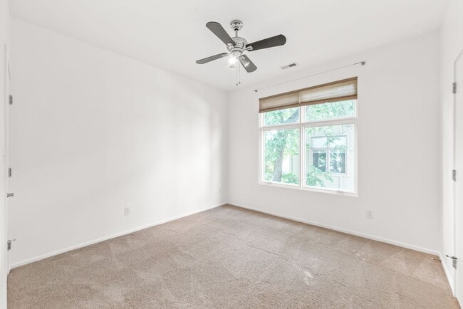 Building Photo - 3 Bedroom Townhome W/ Uptown Views