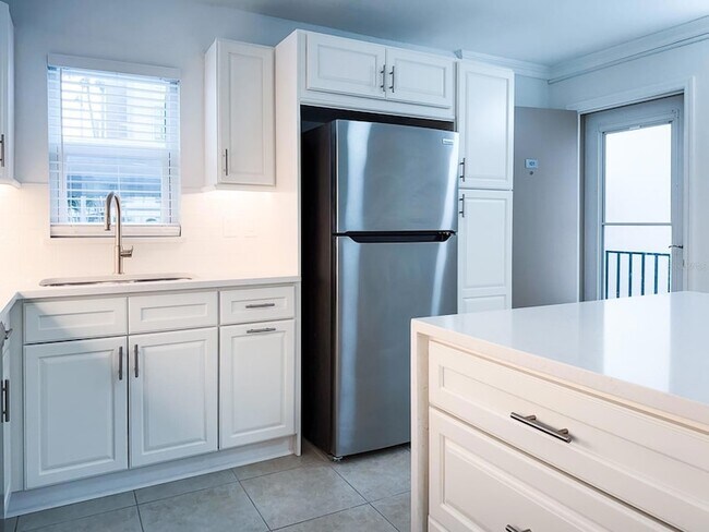 Building Photo - 7625 Sun Island Dr S