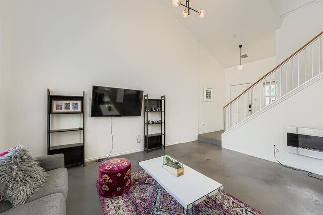 Building Photo - 928 Sally Lunn Way