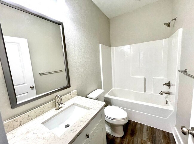 Building Photo - 710 Vassar Ct