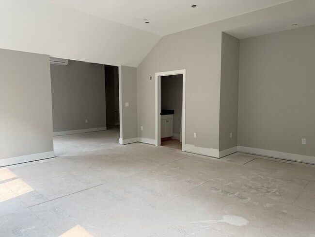Building Photo - 251 Sladen St
