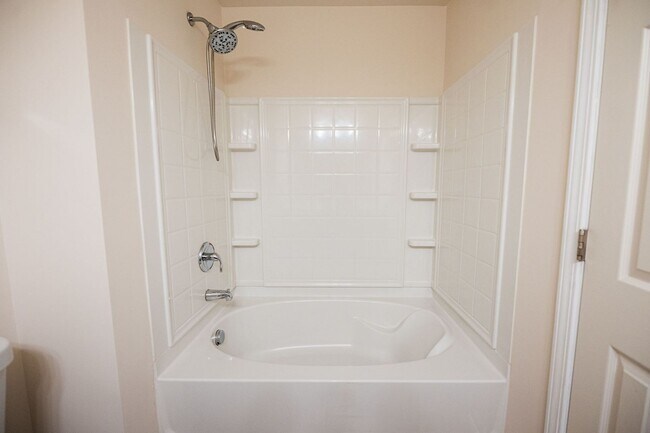 Building Photo - Immaculate beautiful 3-bedroom, 2.5-bath t...