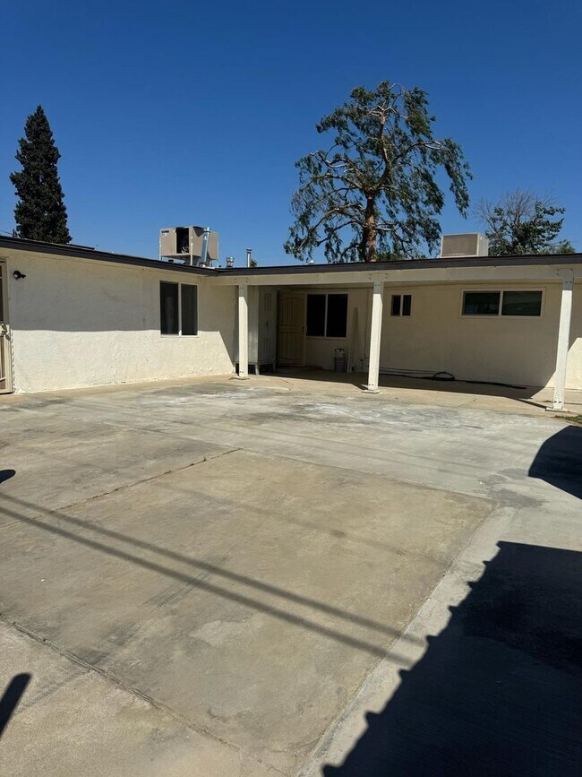 Building Photo - NE 4 bedroom home by Bakersfield College
