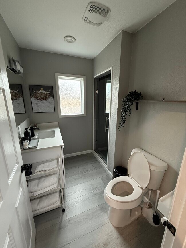 Building Photo - 2819 S Pine St