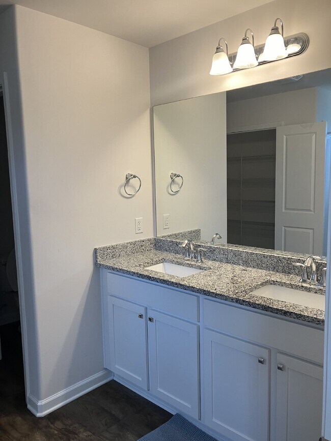 Building Photo - 499 Volunteer Park Road