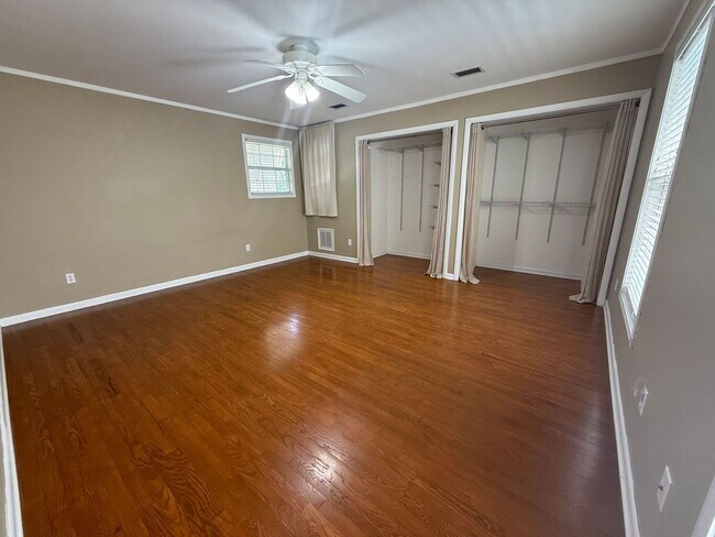Building Photo - 905 Poinciana Dr