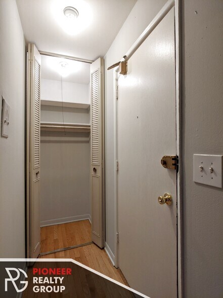 Building Photo - 502 W Briar Pl