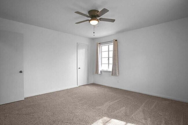 Building Photo - 3/1/1 close to medical and Texas Tech. Neutral colors.. Updated bath