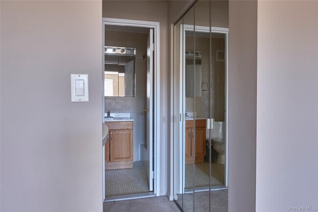 Building Photo - 2 Consulate Dr