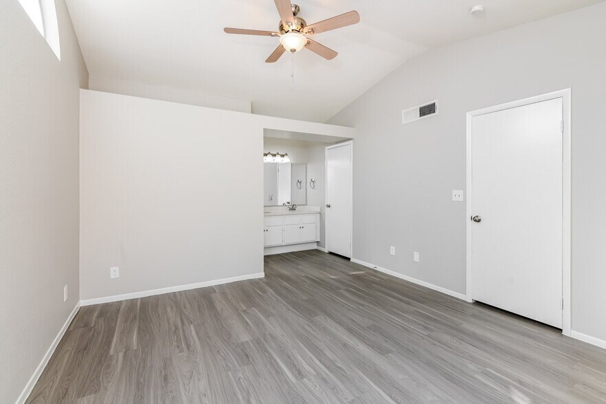 Building Photo - 7122 Knoll View Dr