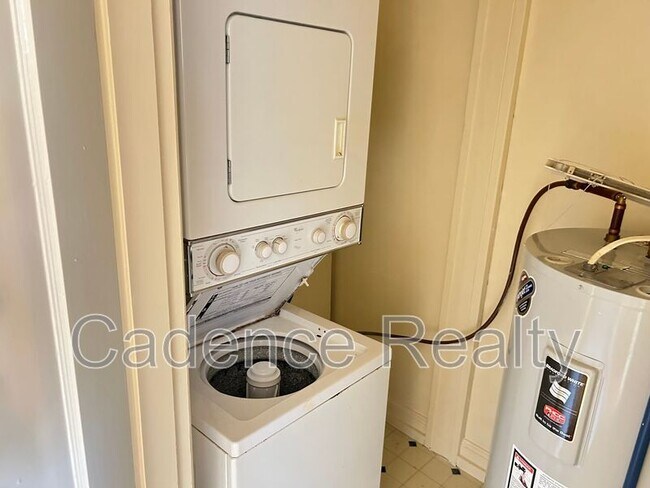 Building Photo - 2940 Oleander Dr